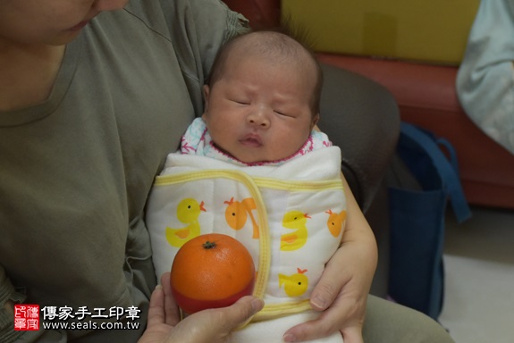 剃胎毛、滿月剃頭、嬰兒剃頭、嬰兒理髮、嬰兒剃髮、嬰兒剃胎毛、嬰兒滿月剃頭、寶寶剃頭、剃胎毛儀式、剃胎毛吉祥話、滿月剃頭儀式、滿月剃頭吉祥話、寶寶剃胎毛、寶寶滿月剃頭理髮、 新竹縣湖口地區剃胎毛、新竹縣湖口地區滿月剃頭、新竹縣湖口地區嬰兒剃頭剃胎毛、新竹縣湖口地區嬰兒理髮新竹縣嬰兒剃髮、林寶寶(新竹湖口鄉到府嬰兒寶寶滿月剃頭理髮、免費到府嬰兒剃胎毛儀式吉祥話)。到府剃頭剃胎毛主持、專業拍照、DVD光碟、證書。★購買「臍帶章、肚臍章、胎毛筆刷印章」贈送：剃頭、收涎、抓周，三選一。2017.12.22照片9