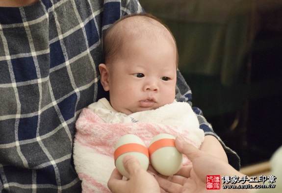 剃胎毛、滿月剃頭、嬰兒剃頭、嬰兒理髮、嬰兒剃髮、嬰兒剃胎毛、嬰兒滿月剃頭、寶寶剃頭、剃胎毛儀式、剃胎毛吉祥話、滿月剃頭儀式、滿月剃頭吉祥話、寶寶剃胎毛、寶寶滿月剃頭理髮、 新北新店區剃胎毛、新北新店區滿月剃頭、 新北新店區嬰兒剃頭剃胎毛、新北新店區嬰兒理髮、新北新店區嬰兒剃髮、劉寶寶(新北新店區到府嬰兒寶寶滿月剃頭理髮、免費到府嬰兒剃胎毛儀式吉祥話)。到府剃頭剃胎毛主持、專業拍照、DVD光碟、證書。★購買「臍帶章、肚臍章、胎毛筆刷印章」贈送：剃頭、收涎、抓周，三選一。2016.05.16  照片4
