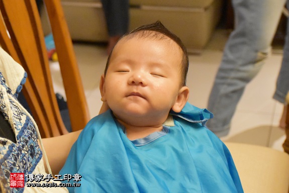 剃胎毛、滿月剃頭、嬰兒剃頭、嬰兒理髮、嬰兒剃髮、嬰兒剃胎毛、嬰兒滿月剃頭、寶寶剃頭、剃胎毛儀式、剃胎毛吉祥話、滿月剃頭儀式、滿月剃頭吉祥話、寶寶剃胎毛、寶寶滿月剃頭理髮、 新北市新莊地區剃胎毛、新北市新莊地區滿月剃頭、新北市新莊地區嬰兒剃頭剃胎毛、新北市新莊地區嬰兒理髮、新北市嬰兒剃髮、莊寶寶(新北新莊區到府嬰兒寶寶滿月剃頭理髮、免費到府嬰兒剃胎毛儀式吉祥話)。到府剃頭剃胎毛主持、專業拍照、DVD光碟、證書。★購買「臍帶章、肚臍章、胎毛筆刷印章」贈送：剃頭、收涎、抓周，三選一。2017.10.14照片15