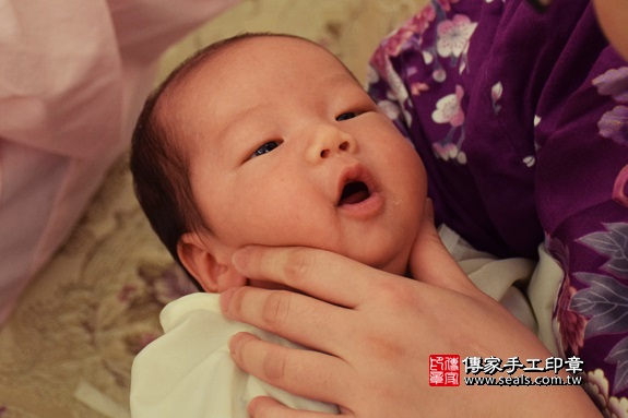 剃胎毛、滿月剃頭、嬰兒剃頭、嬰兒理髮、嬰兒剃髮、嬰兒剃胎毛、嬰兒滿月剃頭、寶寶剃頭、剃胎毛儀式、剃胎毛吉祥話、滿月剃頭儀式、滿月剃頭吉祥話、寶寶剃胎毛、寶寶滿月剃頭理髮、 台中市南屯地區剃胎毛、台中市南屯地區滿月剃頭、台中市南屯地區嬰兒剃頭剃胎毛、台中市南屯地區嬰兒理髮、台中市嬰兒剃髮、李仔糖(台中南屯區到府嬰兒寶寶滿月剃頭理髮、免費到府嬰兒剃胎毛儀式吉祥話)。到府剃頭剃胎毛主持、專業拍照、DVD光碟、證書。★購買「臍帶章、肚臍章、胎毛筆刷印章」贈送：剃頭、收涎、抓周，三選一。2017.11.18照片15