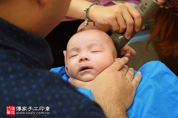 剃胎毛、滿月剃頭、嬰兒剃頭、嬰兒理髮、嬰兒剃髮、嬰兒剃胎毛、嬰兒滿月剃頭、寶寶剃頭、剃胎毛儀式、剃胎毛吉祥話、滿月剃頭儀式、滿月剃頭吉祥話、寶寶剃胎毛、寶寶滿月剃頭理髮、新北永和區剃胎毛、新北永和區滿月剃頭、新北永和區嬰兒剃頭剃胎毛、新北永和區嬰兒理髮、新北永和區嬰兒剃髮、林寶寶(新北永和區嬰兒寶寶滿月剃頭理髮、免費嬰兒剃胎毛儀式吉祥話)。中國風會場，爸媽寶貝免費穿「日中韓」古裝禮服。專業拍照、DVD光碟、證書。★購買「臍帶章、肚臍章、胎毛筆刷印章」贈送：剃頭、收涎、抓周，三選一。2016.07.23  照片18