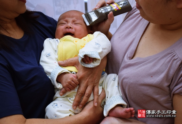 剃胎毛、滿月剃頭、嬰兒剃頭、嬰兒理髮、嬰兒剃髮、嬰兒剃胎毛、嬰兒滿月剃頭、寶寶剃頭、剃胎毛儀式、剃胎毛吉祥話、滿月剃頭儀式、滿月剃頭吉祥話、寶寶剃胎毛、寶寶滿月剃頭理髮、新竹香山區剃胎毛、新竹香山區滿月剃頭、新竹香山區嬰兒剃頭剃胎毛、新竹香山區嬰兒理髮、新竹香山區嬰兒剃髮、黃寶寶(新竹香山區嬰兒寶寶滿月剃頭理髮、免費嬰兒剃胎毛儀式吉祥話)。中國風會場，爸媽寶貝免費穿「日中韓」古裝禮服。專業拍照、DVD光碟、證書。★購買「臍帶章、肚臍章、胎毛筆刷印章」贈送：剃頭、收涎、抓周，三選一。2016.04.28  照片17