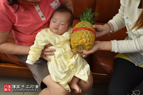 剃胎毛、滿月剃頭、嬰兒剃頭、嬰兒理髮、嬰兒剃髮、嬰兒剃胎毛、嬰兒滿月剃頭、寶寶剃頭、剃胎毛儀式、剃胎毛吉祥話、滿月剃頭儀式、滿月剃頭吉祥話、寶寶剃胎毛、寶寶滿月剃頭理髮、 新北蘆洲區剃胎毛、新北蘆洲區滿月剃頭、 新北蘆洲區嬰兒剃頭剃胎毛、新北蘆洲區嬰兒理髮、新北蘆洲區嬰兒剃髮、高寶寶(新北蘆洲區到府嬰兒寶寶滿月剃頭理髮、免費到府嬰兒剃胎毛儀式吉祥話)。到府剃頭剃胎毛主持、專業拍照、DVD光碟、證書。★購買「臍帶章、肚臍章、胎毛筆刷印章」贈送：剃頭、收涎、抓周，三選一。2017.04.03  照片14