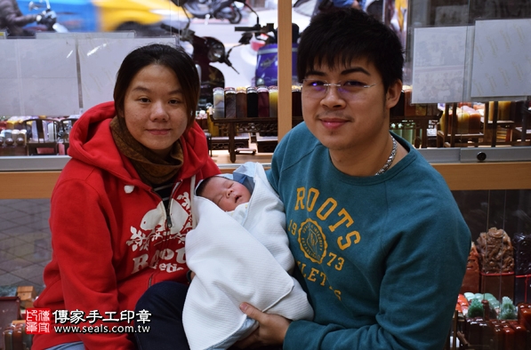剃胎毛、滿月剃頭、嬰兒剃頭、嬰兒理髮、嬰兒剃髮、嬰兒剃胎毛、嬰兒滿月剃頭、寶寶剃頭、剃胎毛儀式、剃胎毛吉祥話、滿月剃頭儀式、滿月剃頭吉祥話、寶寶剃胎毛、寶寶滿月剃頭理髮、新北永和區剃胎毛、新北永和區滿月剃頭、新北永和區嬰兒剃頭剃胎毛、新北永和區嬰兒理髮、新北永和區嬰兒剃髮、張寶寶(新北永和區嬰兒寶寶滿月剃頭理髮、免費嬰兒剃胎毛儀式吉祥話)。中國風會場，爸媽寶貝免費穿「日中韓」古裝禮服。專業拍照、DVD光碟、證書。★購買「臍帶章、肚臍章、胎毛筆刷印章」贈送：剃頭、收涎、抓周，三選一。2016.02.21 照片2