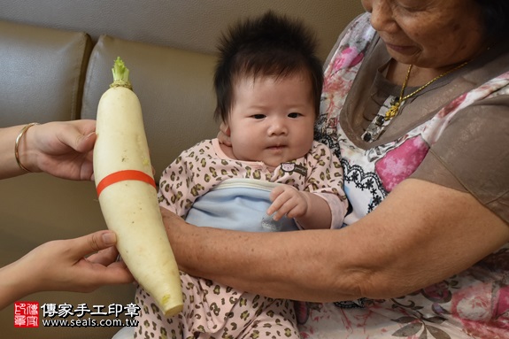 剃胎毛、滿月剃頭、嬰兒剃頭、嬰兒理髮、嬰兒剃髮、嬰兒剃胎毛、嬰兒滿月剃頭、寶寶剃頭、剃胎毛儀式、剃胎毛吉祥話、滿月剃頭儀式、滿月剃頭吉祥話、寶寶剃胎毛、寶寶滿月剃頭理髮、 桃園蘆竹區剃胎毛、桃園蘆竹區滿月剃頭、 桃園蘆竹區嬰兒剃頭剃胎毛、桃園蘆竹區嬰兒理髮、桃園蘆竹區嬰兒剃髮、陳寶寶(桃園蘆竹區到府嬰兒寶寶滿月剃頭理髮、免費到府嬰兒剃胎毛儀式吉祥話)。到府剃頭剃胎毛主持、專業拍照、DVD光碟、證書。★購買「臍帶章、肚臍章、胎毛筆刷印章」贈送：剃頭、收涎、抓周，三選一。2017.06.28  照片13