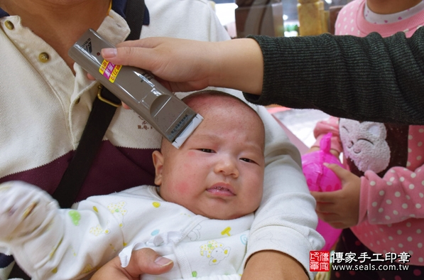 剃胎毛、滿月剃頭、嬰兒剃頭、嬰兒理髮、嬰兒剃髮、嬰兒剃胎毛、嬰兒滿月剃頭、寶寶剃頭、剃胎毛儀式、剃胎毛吉祥話、滿月剃頭儀式、滿月剃頭吉祥話、寶寶剃胎毛、寶寶滿月剃頭理髮、新竹香山區剃胎毛、新竹香山區滿月剃頭、新竹香山區嬰兒剃頭剃胎毛、新竹香山區嬰兒理髮、新竹香山區嬰兒剃髮、林寶寶(新竹香山區嬰兒寶寶滿月剃頭理髮、免費嬰兒剃胎毛儀式吉祥話)。中國風會場，爸媽寶貝免費穿「日中韓」古裝禮服。專業拍照、DVD光碟、證書。★購買「臍帶章、肚臍章、胎毛筆刷印章」贈送：剃頭、收涎、抓周，三選一。2016.03.19 照片18
