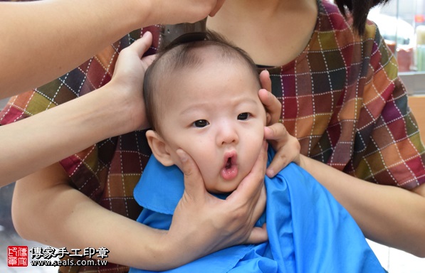 剃胎毛、滿月剃頭、嬰兒剃頭、嬰兒理髮、嬰兒剃髮、嬰兒剃胎毛、嬰兒滿月剃頭、寶寶剃頭、剃胎毛儀式、剃胎毛吉祥話、滿月剃頭儀式、滿月剃頭吉祥話、寶寶剃胎毛、寶寶滿月剃頭理髮、 新竹市香山地區剃胎毛、新竹市香山地區滿月剃頭、新竹市香山地區嬰兒剃頭剃胎毛、新竹市香山地區嬰兒理髮、新竹市嬰兒剃髮、 葉寶寶(新竹香山區嬰兒寶寶滿月剃頭理髮、免費嬰兒剃胎毛儀式吉祥話)。中國風會場，爸媽寶貝免費穿「日中韓」古裝禮服。專業拍照、DVD光碟、證書。★購買「臍帶章、肚臍章、胎毛筆刷印章」贈送：剃頭、收涎、抓周，三選一。2017.09.09照片17