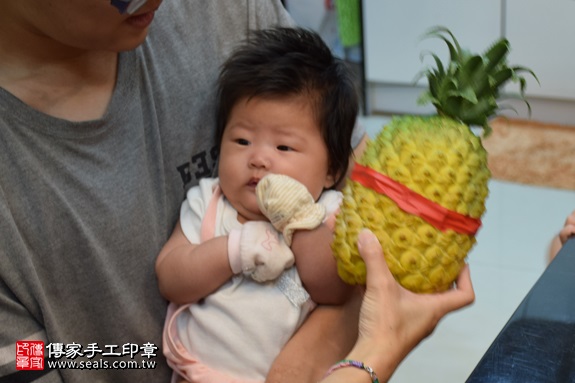剃胎毛、滿月剃頭、嬰兒剃頭、嬰兒理髮、嬰兒剃髮、嬰兒剃胎毛、嬰兒滿月剃頭、寶寶剃頭、剃胎毛儀式、剃胎毛吉祥話、滿月剃頭儀式、滿月剃頭吉祥話、寶寶剃胎毛、寶寶滿月剃頭理髮、 桃園市蘆竹地區剃胎毛、桃園市蘆竹地區滿月剃頭、桃園市蘆竹地區嬰兒剃頭剃胎毛、桃園市蘆竹地區嬰兒理髮、桃園市嬰兒剃髮、 簡寶寶(桃園蘆竹區到府嬰兒寶寶滿月剃頭理髮、免費到府嬰兒剃胎毛儀式吉祥話)。到府剃頭剃胎毛主持、專業拍照、DVD光碟、證書。★購買「臍帶章、肚臍章、胎毛筆刷印章」贈送：剃頭、收涎、抓周，三選一。2017.09.02照片12