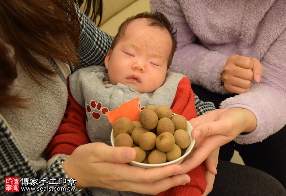 剃胎毛、滿月剃頭、嬰兒剃頭、嬰兒理髮、嬰兒剃髮、嬰兒剃胎毛、嬰兒滿月剃頭、寶寶剃頭、剃胎毛儀式、剃胎毛吉祥話、滿月剃頭儀式、滿月剃頭吉祥話、寶寶剃胎毛、寶寶滿月剃頭理髮、 新竹市剃胎毛、新竹市滿月剃頭、 新竹市嬰兒剃頭剃胎毛、新竹市嬰兒理髮、新竹市嬰兒剃髮、黃寶寶(新竹市到府嬰兒寶寶滿月剃頭理髮、免費到府嬰兒剃胎毛儀式吉祥話)。到府剃頭剃胎毛主持、專業拍照、DVD光碟、證書。★購買「臍帶章、肚臍章、胎毛筆刷印章」贈送：剃頭、收涎、抓周，三選一。2016.01.24 照片7