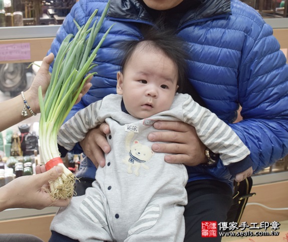 剃胎毛、滿月剃頭、嬰兒剃頭、嬰兒理髮、嬰兒剃髮、嬰兒剃胎毛、嬰兒滿月剃頭、寶寶剃頭、剃胎毛儀式、剃胎毛吉祥話、滿月剃頭儀式、滿月剃頭吉祥話、寶寶剃胎毛、寶寶滿月剃頭理髮、 新北永和區剃胎毛、新北永和區滿月剃頭、新北永和區嬰兒剃頭剃胎毛、新北永和區嬰兒理髮、新北永和區嬰兒剃髮、吳寶寶(新北永和區嬰兒寶寶滿月剃頭理髮、免費嬰兒剃胎毛儀式吉祥話)。中國風會場，爸媽寶貝免費穿「日中韓」古裝禮服。專業拍照、DVD光碟、證書。★購買「臍帶章、肚臍章、胎毛筆刷印章」贈送：剃頭、收涎、抓周，三選一。2015.12.12 照片12