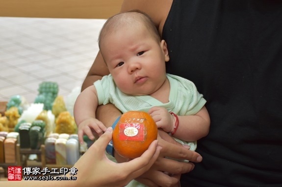 剃胎毛、滿月剃頭、嬰兒剃頭、嬰兒理髮、嬰兒剃髮、嬰兒剃胎毛、嬰兒滿月剃頭、寶寶剃頭、剃胎毛儀式、剃胎毛吉祥話、滿月剃頭儀式、滿月剃頭吉祥話、寶寶剃胎毛、寶寶滿月剃頭理髮、 新北市永和地區剃胎毛、新北市永和地區滿月剃頭、新北市永和地區嬰兒剃頭剃胎毛、新北市永和地區嬰兒理髮、新北市嬰兒剃髮、莊寶寶(新北永和區嬰兒寶寶滿月剃頭理髮、免費嬰兒剃胎毛儀式吉祥話)。中國風會場，爸媽寶貝免費穿「日中韓」古裝禮服。專業拍照、DVD光碟、證書。★購買「臍帶章、肚臍章、胎毛筆刷印章」贈送：剃頭、收涎、抓周，三選一。2017.09.06照片8