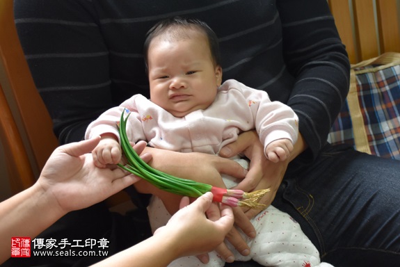 剃胎毛、滿月剃頭、嬰兒剃頭、嬰兒理髮、嬰兒剃髮、嬰兒剃胎毛、嬰兒滿月剃頭、寶寶剃頭、剃胎毛儀式、剃胎毛吉祥話、滿月剃頭儀式、滿月剃頭吉祥話、寶寶剃胎毛、寶寶滿月剃頭理髮、 新北市淡水地區剃胎毛、新北市淡水地區滿月剃頭、新北市淡水地區嬰兒剃頭剃胎毛、新北市淡水地區嬰兒理髮、新北市嬰兒剃髮、葉寶寶(新北淡水區到府嬰兒寶寶滿月剃頭理髮、免費到府嬰兒剃胎毛儀式吉祥話)。到府剃頭剃胎毛主持、專業拍照、DVD光碟、證書。★購買「臍帶章、肚臍章、胎毛筆刷印章」贈送：剃頭、收涎、抓周，三選一。2017.11.15照片10