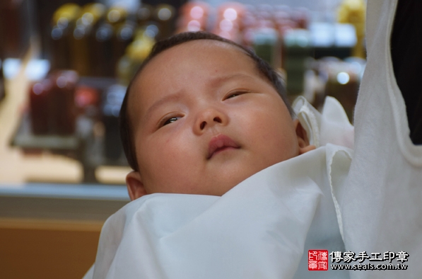剃胎毛、滿月剃頭、嬰兒剃頭、嬰兒理髮、嬰兒剃髮、嬰兒剃胎毛、嬰兒滿月剃頭、寶寶剃頭、剃胎毛儀式、剃胎毛吉祥話、滿月剃頭儀式、滿月剃頭吉祥話、寶寶剃胎毛、寶寶滿月剃頭理髮、台中北區剃胎毛、台中北區滿月剃頭、台中北區嬰兒剃頭剃胎毛、台中北區嬰兒理髮、台中北區嬰兒剃髮、顏寶寶(台中北區嬰兒寶寶滿月剃頭理髮、免費嬰兒剃胎毛儀式吉祥話)。中國風會場，爸媽寶貝免費穿「日中韓」古裝禮服。專業拍照、DVD光碟、證書。★購買「臍帶章、肚臍章、胎毛筆刷印章」贈送：剃頭、收涎、抓周，三選一。2016.03.06 照片16