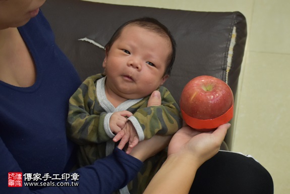 剃胎毛、滿月剃頭、嬰兒剃頭、嬰兒理髮、嬰兒剃髮、嬰兒剃胎毛、嬰兒滿月剃頭、寶寶剃頭、剃胎毛儀式、剃胎毛吉祥話、滿月剃頭儀式、滿月剃頭吉祥話、寶寶剃胎毛、寶寶滿月剃頭理髮、 新北市三重地區剃胎毛、新北市三重地區滿月剃頭、新北市三重地區嬰兒剃頭剃胎毛、新北市三重地區嬰兒理髮、新北市嬰兒剃髮、沈寶寶(新北三重區到府嬰兒寶寶滿月剃頭理髮、免費到府嬰兒剃胎毛儀式吉祥話)。到府剃頭剃胎毛主持、專業拍照、DVD光碟、證書。★購買「臍帶章、肚臍章、胎毛筆刷印章」贈送：剃頭、收涎、抓周，三選一。2017.11.17照片8