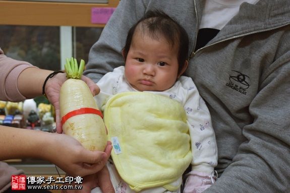 剃胎毛、滿月剃頭、嬰兒剃頭、嬰兒理髮、嬰兒剃髮、嬰兒剃胎毛、嬰兒滿月剃頭、寶寶剃頭、剃胎毛儀式、剃胎毛吉祥話、滿月剃頭儀式、滿月剃頭吉祥話、寶寶剃胎毛、寶寶滿月剃頭理髮、 新北市永和地區剃胎毛、新北市永和地區滿月剃頭、新北市永和地區嬰兒剃頭剃胎毛、新北市永和地區嬰兒理髮、新北市嬰兒剃髮、洪寶寶(新北永和區嬰兒寶寶滿月剃頭理髮、免費嬰兒剃胎毛儀式吉祥話)。中國風會場，爸媽寶貝免費穿「日中韓」古裝禮服。專業拍照、DVD光碟、證書。★購買「臍帶章、肚臍章、胎毛筆刷印章」贈送：剃頭、收涎、抓周，三選一。2017.12.12照片13