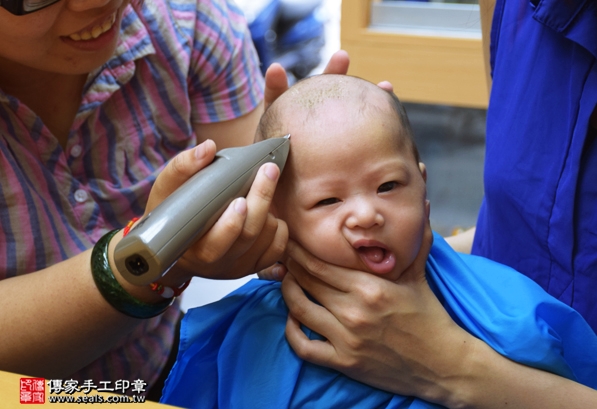 剃胎毛、滿月剃頭、嬰兒剃頭、嬰兒理髮、嬰兒剃髮、嬰兒剃胎毛、嬰兒滿月剃頭、寶寶剃頭、剃胎毛儀式、剃胎毛吉祥話、滿月剃頭儀式、滿月剃頭吉祥話、寶寶剃胎毛、寶寶滿月剃頭理髮、台中北區剃胎毛、台中北區滿月剃頭、台中北區嬰兒剃頭剃胎毛、台中北區嬰兒理髮、台中北區嬰兒剃髮、謝寶寶(台中北區嬰兒寶寶滿月剃頭理髮、免費嬰兒剃胎毛儀式吉祥話)。中國風會場，爸媽寶貝免費穿「日中韓」古裝禮服。專業拍照、DVD光碟、證書。★購買「臍帶章、肚臍章、胎毛筆刷印章」贈送：剃頭、收涎、抓周，三選一。2016.05.22  照片16