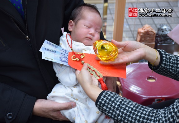 剃胎毛、滿月剃頭、嬰兒剃頭、嬰兒理髮、嬰兒剃髮、嬰兒剃胎毛、嬰兒滿月剃頭、寶寶剃頭、剃胎毛儀式、剃胎毛吉祥話、滿月剃頭儀式、滿月剃頭吉祥話、寶寶剃胎毛、寶寶滿月剃頭理髮、新竹香山區剃胎毛、新竹香山區滿月剃頭、新竹香山區嬰兒剃頭剃胎毛、新竹香山區嬰兒理髮、新竹香山區嬰兒剃髮、黃寶寶(新竹香山區嬰兒寶寶滿月剃頭理髮、免費嬰兒剃胎毛儀式吉祥話)。中國風會場，爸媽寶貝免費穿「日中韓」古裝禮服。專業拍照、DVD光碟、證書。★購買「臍帶章、肚臍章、胎毛筆刷印章」贈送：剃頭、收涎、抓周，三選一。2016.02.03 照片15