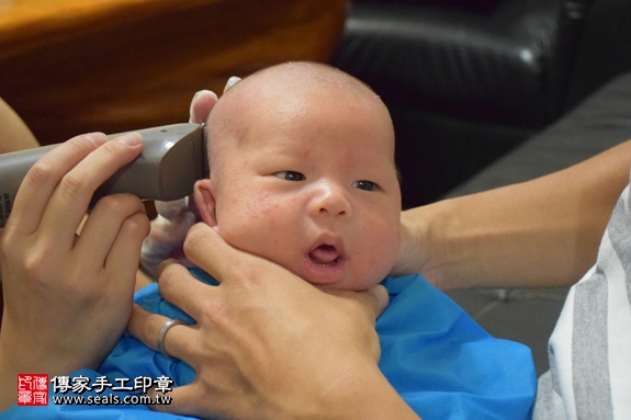 剃胎毛、滿月剃頭、嬰兒剃頭、嬰兒理髮、嬰兒剃髮、嬰兒剃胎毛、嬰兒滿月剃頭、寶寶剃頭、剃胎毛儀式、剃胎毛吉祥話、滿月剃頭儀式、滿月剃頭吉祥話、寶寶剃胎毛、寶寶滿月剃頭理髮、 新北市中和地區剃胎毛、新北市中和地區滿月剃頭、新北市中和地區嬰兒剃頭剃胎毛、新北市中和地區嬰兒理髮、新北市嬰兒剃髮、林寶寶(新北中和區到府嬰兒寶寶滿月剃頭理髮、免費到府嬰兒剃胎毛儀式吉祥話)。到府剃頭剃胎毛主持、專業拍照、DVD光碟、證書。★購買「臍帶章、肚臍章、胎毛筆刷印章」贈送：剃頭、收涎、抓周，三選一。2017.09.10照片14