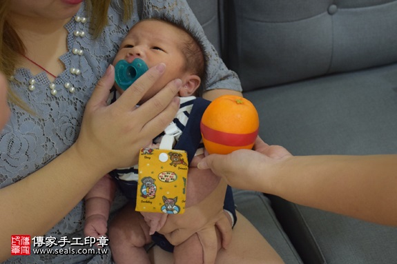 剃胎毛、滿月剃頭、嬰兒剃頭、嬰兒理髮、嬰兒剃髮、嬰兒剃胎毛、嬰兒滿月剃頭、寶寶剃頭、剃胎毛儀式、剃胎毛吉祥話、滿月剃頭儀式、滿月剃頭吉祥話、寶寶剃胎毛、寶寶滿月剃頭理髮、 新竹縣芎林地區剃胎毛、新竹縣芎林地區滿月剃頭、新竹縣芎林地區嬰兒剃頭剃胎毛、新竹縣芎林地區嬰兒理髮、新竹縣嬰兒剃髮、林寶寶(新竹芎林鄉到府嬰兒寶寶滿月剃頭理髮、免費到府嬰兒剃胎毛儀式吉祥話)。到府剃頭剃胎毛主持、專業拍照、DVD光碟、證書。★購買「臍帶章、肚臍章、胎毛筆刷印章」贈送：剃頭、收涎、抓周，三選一。2017.09.12照片9