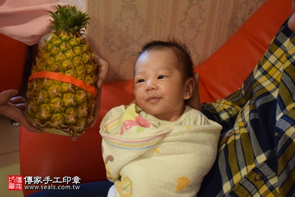 剃胎毛、滿月剃頭、嬰兒剃頭、嬰兒理髮、嬰兒剃髮、嬰兒剃胎毛、嬰兒滿月剃頭、寶寶剃頭、剃胎毛儀式、剃胎毛吉祥話、滿月剃頭儀式、滿月剃頭吉祥話、寶寶剃胎毛、寶寶滿月剃頭理髮、 新北板橋區剃胎毛、新北板橋區滿月剃頭、 新北板橋區嬰兒剃頭剃胎毛、新北板橋區嬰兒理髮、新北板橋區嬰兒剃髮、殷寶寶(新北板橋區到府嬰兒寶寶滿月剃頭理髮、免費到府嬰兒剃胎毛儀式吉祥話)。到府剃頭剃胎毛主持、專業拍照、DVD光碟、證書。★購買「臍帶章、肚臍章、胎毛筆刷印章」贈送：剃頭、收涎、抓周，三選一。2016.12.19  照片8