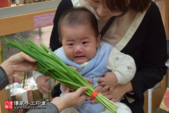 剃胎毛、滿月剃頭、嬰兒剃頭、嬰兒理髮、嬰兒剃髮、嬰兒剃胎毛、嬰兒滿月剃頭、寶寶剃頭、剃胎毛儀式、剃胎毛吉祥話、滿月剃頭儀式、滿月剃頭吉祥話、寶寶剃胎毛、寶寶滿月剃頭理髮、新北永和區剃胎毛、新北永和區滿月剃頭、新北永和區嬰兒剃頭剃胎毛、新北永和區嬰兒理髮、新北永和區嬰兒剃髮、游寶寶(新北永和區嬰兒寶寶滿月剃頭理髮、免費嬰兒剃胎毛儀式吉祥話)。中國風會場，爸媽寶貝免費穿「日中韓」古裝禮服。專業拍照、DVD光碟、證書。★購買「臍帶章、肚臍章、胎毛筆刷印章」贈送：剃頭、收涎、抓周，三選一。2017.04.02 照片20