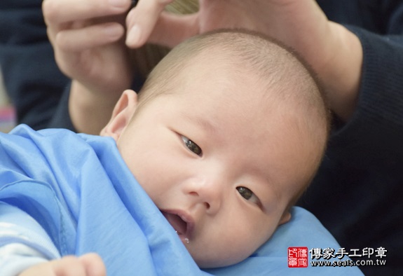 剃胎毛、滿月剃頭、嬰兒剃頭、嬰兒理髮、嬰兒剃髮、嬰兒剃胎毛、嬰兒滿月剃頭、寶寶剃頭、剃胎毛儀式、剃胎毛吉祥話、滿月剃頭儀式、滿月剃頭吉祥話、寶寶剃胎毛、寶寶滿月剃頭理髮、新北永和區剃胎毛、新北永和區滿月剃頭、新北永和區嬰兒剃頭剃胎毛、新北永和區嬰兒理髮、新北永和區嬰兒剃髮、仝寶寶(新北永和區嬰兒寶寶滿月剃頭理髮、免費嬰兒剃胎毛儀式吉祥話)。中國風會場，爸媽寶貝免費穿「日中韓」古裝禮服。專業拍照、DVD光碟、證書。★購買「臍帶章、肚臍章、胎毛筆刷印章」贈送：剃頭、收涎、抓周，三選一。2016.01.30 照片17