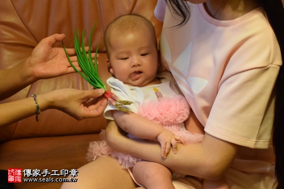 剃胎毛、滿月剃頭、嬰兒剃頭、嬰兒理髮、嬰兒剃髮、嬰兒剃胎毛、嬰兒滿月剃頭、寶寶剃頭、剃胎毛儀式、剃胎毛吉祥話、滿月剃頭儀式、滿月剃頭吉祥話、寶寶剃胎毛、寶寶滿月剃頭理髮、 新北市三峽地區剃胎毛、新北市三峽地區滿月剃頭、新北市三峽地區嬰兒剃頭剃胎毛、新北市三峽地區嬰兒理髮、新北市嬰兒剃髮、湯寶寶(新北三峽區到府嬰兒寶寶滿月剃頭理髮、免費到府嬰兒剃胎毛儀式吉祥話)。到府剃頭剃胎毛主持、專業拍照、DVD光碟、證書。★購買「臍帶章、肚臍章、胎毛筆刷印章」贈送：剃頭、收涎、抓周，三選一。2017.09.11照片10
