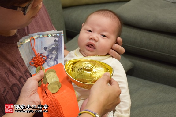 剃胎毛、滿月剃頭、嬰兒剃頭、嬰兒理髮、嬰兒剃髮、嬰兒剃胎毛、嬰兒滿月剃頭、寶寶剃頭、剃胎毛儀式、剃胎毛吉祥話、滿月剃頭儀式、滿月剃頭吉祥話、寶寶剃胎毛、寶寶滿月剃頭理髮、 台北市信義地區剃胎毛、台北市信義地區滿月剃頭、台北市信義地區嬰兒剃頭剃胎毛、台北市信義地區嬰兒理髮、台北市嬰兒剃髮、鄧寶寶(台北信義區到府嬰兒寶寶滿月剃頭理髮、免費到府嬰兒剃胎毛儀式吉祥話)。到府剃頭剃胎毛主持、專業拍照、DVD光碟、證書。★購買「臍帶章、肚臍章、胎毛筆刷印章」贈送：剃頭、收涎、抓周，三選一。2017.11.18照片14