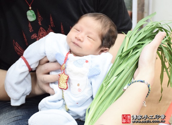 剃胎毛、滿月剃頭、嬰兒剃頭、嬰兒理髮、嬰兒剃髮、嬰兒剃胎毛、嬰兒滿月剃頭、寶寶剃頭、剃胎毛儀式、剃胎毛吉祥話、滿月剃頭儀式、滿月剃頭吉祥話、寶寶剃胎毛、寶寶滿月剃頭理髮、新北永和區剃胎毛、新北永和區滿月剃頭、新北永和區嬰兒剃頭剃胎毛、新北永和區嬰兒理髮、新北永和區嬰兒剃髮、陳寶寶(新北永和區嬰兒寶寶滿月剃頭理髮、免費嬰兒剃胎毛儀式吉祥話)。中國風會場，爸媽寶貝免費穿「日中韓」古裝禮服。專業拍照、DVD光碟、證書。★購買「臍帶章、肚臍章、胎毛筆刷印章」贈送：剃頭、收涎、抓周，三選一。2015.12.21 照片9