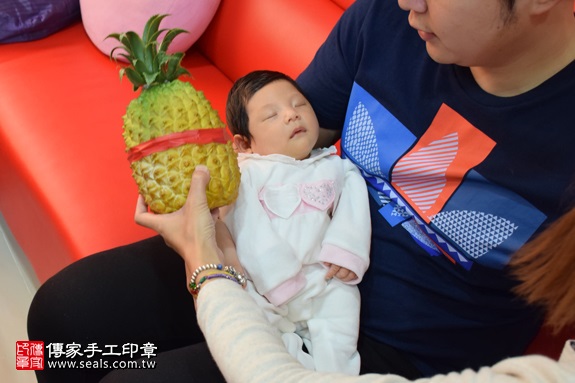 剃胎毛、滿月剃頭、嬰兒剃頭、嬰兒理髮、嬰兒剃髮、嬰兒剃胎毛、嬰兒滿月剃頭、寶寶剃頭、剃胎毛儀式、剃胎毛吉祥話、滿月剃頭儀式、滿月剃頭吉祥話、寶寶剃胎毛、寶寶滿月剃頭理髮、 新北新莊區剃胎毛、新北新莊區滿月剃頭、 新北新莊區嬰兒剃頭剃胎毛、新北新莊區嬰兒理髮、新北新莊區嬰兒剃髮、林寶寶(新北新莊區到府嬰兒寶寶滿月剃頭理髮、免費到府嬰兒剃胎毛儀式吉祥話)。到府剃頭剃胎毛主持、專業拍照、DVD光碟、證書。★購買「臍帶章、肚臍章、胎毛筆刷印章」贈送：剃頭、收涎、抓周，三選一。2016.12.24  照片12