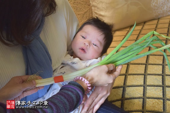 剃胎毛、滿月剃頭、嬰兒剃頭、嬰兒理髮、嬰兒剃髮、嬰兒剃胎毛、嬰兒滿月剃頭、寶寶剃頭、剃胎毛儀式、剃胎毛吉祥話、滿月剃頭儀式、滿月剃頭吉祥話、寶寶剃胎毛、寶寶滿月剃頭理髮、 台北大安區剃胎毛、台北大安區滿月剃頭、 台北大安區嬰兒剃頭剃胎毛、台北大安區嬰兒理髮、台北大安區嬰兒剃髮、林寶寶(台北大安區到府嬰兒寶寶滿月剃頭理髮、免費到府嬰兒剃胎毛儀式吉祥話)。到府剃頭剃胎毛主持、專業拍照、DVD光碟、證書。★購買「臍帶章、肚臍章、胎毛筆刷印章」贈送：剃頭、收涎、抓周，三選一。2017.02.18  照片12