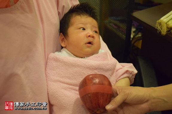 剃胎毛、滿月剃頭、嬰兒剃頭、嬰兒理髮、嬰兒剃髮、嬰兒剃胎毛、嬰兒滿月剃頭、寶寶剃頭、剃胎毛儀式、剃胎毛吉祥話、滿月剃頭儀式、滿月剃頭吉祥話、寶寶剃胎毛、寶寶滿月剃頭理髮、 新北市中和地區剃胎毛、新北市中和地區滿月剃頭、新北市中和地區嬰兒剃頭剃胎毛、新北市中和地區嬰兒理髮、新北市嬰兒剃髮、 江寶寶(新北中和區到府嬰兒寶寶滿月剃頭理髮、免費到府嬰兒剃胎毛儀式吉祥話)。到府剃頭剃胎毛主持、專業拍照、DVD光碟、證書。★購買「臍帶章、肚臍章、胎毛筆刷印章」贈送：剃頭、收涎、抓周，三選一。2017.09.10照片9