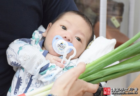 剃胎毛、滿月剃頭、嬰兒剃頭、嬰兒理髮、嬰兒剃髮、嬰兒剃胎毛、嬰兒滿月剃頭、寶寶剃頭、剃胎毛儀式、剃胎毛吉祥話、滿月剃頭儀式、滿月剃頭吉祥話、寶寶剃胎毛、寶寶滿月剃頭理髮、新北永和區剃胎毛、新北永和區滿月剃頭、新北永和區嬰兒剃頭剃胎毛、新北永和區嬰兒理髮、新北永和區嬰兒剃髮、鄭寶寶(新北永和區嬰兒寶寶滿月剃頭理髮、免費嬰兒剃胎毛儀式吉祥話)。中國風會場，爸媽寶貝免費穿「日中韓」古裝禮服。專業拍照、DVD光碟、證書。★購買「臍帶章、肚臍章、胎毛筆刷印章」贈送：剃頭、收涎、抓周，三選一。2016.04.08  照片12