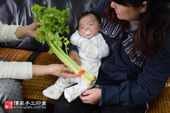 剃胎毛、滿月剃頭、嬰兒剃頭、嬰兒理髮、嬰兒剃髮、嬰兒剃胎毛、嬰兒滿月剃頭、寶寶剃頭、剃胎毛儀式、剃胎毛吉祥話、滿月剃頭儀式、滿月剃頭吉祥話、寶寶剃胎毛、寶寶滿月剃頭理髮、 新北蘆洲區剃胎毛、新北蘆洲區滿月剃頭、 新北蘆洲區嬰兒剃頭剃胎毛、新北蘆洲區嬰兒理髮、新北蘆洲區嬰兒剃髮、李寶寶(新北蘆洲區到府嬰兒寶寶滿月剃頭理髮、免費到府嬰兒剃胎毛儀式吉祥話)。到府剃頭剃胎毛主持、專業拍照、DVD光碟、證書。★購買「臍帶章、肚臍章、胎毛筆刷印章」贈送：剃頭、收涎、抓周，三選一。2017.03.19  照片11