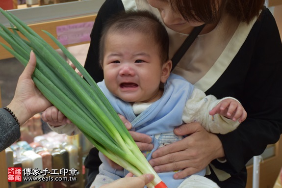 剃胎毛、滿月剃頭、嬰兒剃頭、嬰兒理髮、嬰兒剃髮、嬰兒剃胎毛、嬰兒滿月剃頭、寶寶剃頭、剃胎毛儀式、剃胎毛吉祥話、滿月剃頭儀式、滿月剃頭吉祥話、寶寶剃胎毛、寶寶滿月剃頭理髮、新北永和區剃胎毛、新北永和區滿月剃頭、新北永和區嬰兒剃頭剃胎毛、新北永和區嬰兒理髮、新北永和區嬰兒剃髮、游寶寶(新北永和區嬰兒寶寶滿月剃頭理髮、免費嬰兒剃胎毛儀式吉祥話)。中國風會場，爸媽寶貝免費穿「日中韓」古裝禮服。專業拍照、DVD光碟、證書。★購買「臍帶章、肚臍章、胎毛筆刷印章」贈送：剃頭、收涎、抓周，三選一。2017.04.02 照片22