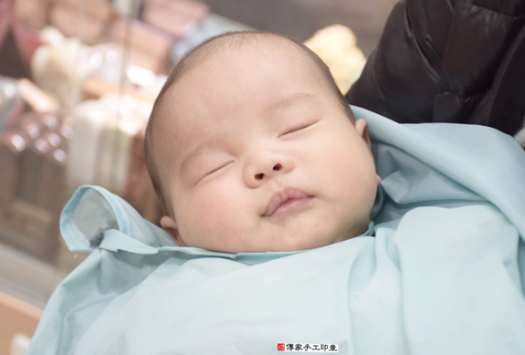 郭寶寶(新北永和區嬰兒寶寶滿月剃頭理髮、免費嬰兒剃胎毛儀式吉祥話)。中國風會場，爸媽寶貝免費穿「日中韓」古裝禮服。專業拍照、DVD光碟、證書。★購買「臍帶章、肚臍章、胎毛筆刷印章」贈送：剃頭、收涎、抓周，三選一。 2015.12.06 照片16