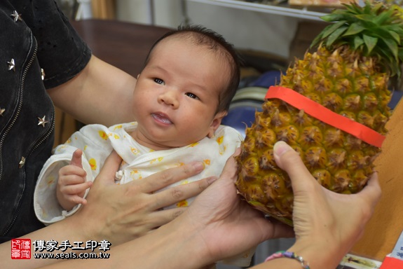 剃胎毛、滿月剃頭、嬰兒剃頭、嬰兒理髮、嬰兒剃髮、嬰兒剃胎毛、嬰兒滿月剃頭、寶寶剃頭、剃胎毛儀式、剃胎毛吉祥話、滿月剃頭儀式、滿月剃頭吉祥話、寶寶剃胎毛、寶寶滿月剃頭理髮、 新北市永和地區剃胎毛、新北市永和地區滿月剃頭、新北市永和地區嬰兒剃頭剃胎毛、新北市永和地區嬰兒理髮、新北市嬰兒剃髮、陳寶寶(新北永和區嬰兒寶寶滿月剃頭理髮、免費嬰兒剃胎毛儀式吉祥話)。中國風會場，爸媽寶貝免費穿「日中韓」古裝禮服。專業拍照、DVD光碟、證書。★購買「臍帶章、肚臍章、胎毛筆刷印章」贈送：剃頭、收涎、抓周，三選一。2017.10.04照片14