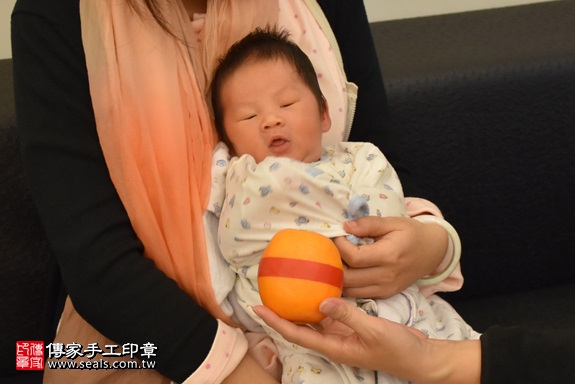 剃胎毛、滿月剃頭、嬰兒剃頭、嬰兒理髮、嬰兒剃髮、嬰兒剃胎毛、嬰兒滿月剃頭、寶寶剃頭、剃胎毛儀式、剃胎毛吉祥話、滿月剃頭儀式、滿月剃頭吉祥話、寶寶剃胎毛、寶寶滿月剃頭理髮、 新竹縣竹北地區剃胎毛、新竹縣竹北地區滿月剃頭、新竹縣竹北地區嬰兒剃頭剃胎毛、新竹縣竹北地區嬰兒理髮、新竹縣嬰兒剃髮、鄭寶寶(新竹竹北區到府嬰兒寶寶滿月剃頭理髮、免費到府嬰兒剃胎毛儀式吉祥話)。到府剃頭剃胎毛主持、專業拍照、DVD光碟、證書。★購買「臍帶章、肚臍章、胎毛筆刷印章」贈送：剃頭、收涎、抓周，三選一。2017.11.18照片8