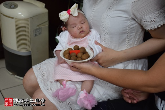 剃胎毛、滿月剃頭、嬰兒剃頭、嬰兒理髮、嬰兒剃髮、嬰兒剃胎毛、嬰兒滿月剃頭、寶寶剃頭、剃胎毛儀式、剃胎毛吉祥話、滿月剃頭儀式、滿月剃頭吉祥話、寶寶剃胎毛、寶寶滿月剃頭理髮、 新北土城區剃胎毛、新北土城區滿月剃頭、 新北土城區嬰兒剃頭剃胎毛、新北土城區嬰兒理髮、新北土城區嬰兒剃髮、楊寶寶(新北土城區到府嬰兒寶寶滿月剃頭理髮、免費到府嬰兒剃胎毛儀式吉祥話)。到府剃頭剃胎毛主持、專業拍照、DVD光碟、證書。★購買「臍帶章、肚臍章、胎毛筆刷印章」贈送：剃頭、收涎、抓周，三選一。2017.07.22  照片7