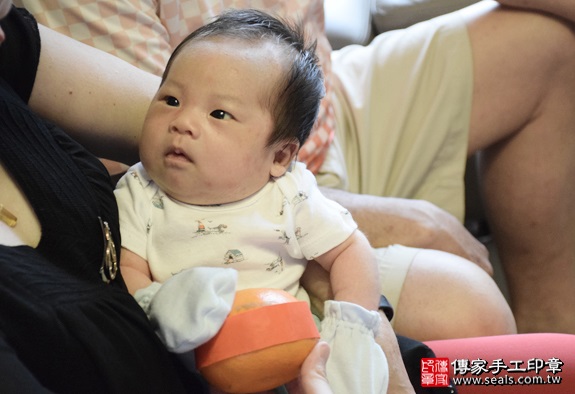 剃胎毛、滿月剃頭、嬰兒剃頭、嬰兒理髮、嬰兒剃髮、嬰兒剃胎毛、嬰兒滿月剃頭、寶寶剃頭、剃胎毛儀式、剃胎毛吉祥話、滿月剃頭儀式、滿月剃頭吉祥話、寶寶剃胎毛、寶寶滿月剃頭理髮、 新北新莊區剃胎毛、新北新莊區滿月剃頭、 新北新莊區嬰兒剃頭剃胎毛、新北新莊區嬰兒理髮、新北新莊區嬰兒剃髮、張寶寶(新北新莊區到府嬰兒寶寶滿月剃頭理髮、免費到府嬰兒剃胎毛儀式吉祥話)。到府剃頭剃胎毛主持、專業拍照、DVD光碟、證書。★購買「臍帶章、肚臍章、胎毛筆刷印章」贈送：剃頭、收涎、抓周，三選一。2016.05.15  照片8