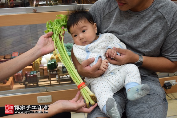 剃胎毛、滿月剃頭、嬰兒剃頭、嬰兒理髮、嬰兒剃髮、嬰兒剃胎毛、嬰兒滿月剃頭、寶寶剃頭、剃胎毛儀式、剃胎毛吉祥話、滿月剃頭儀式、滿月剃頭吉祥話、寶寶剃胎毛、寶寶滿月剃頭理髮、 新北市永和地區剃胎毛、新北市永和地區滿月剃頭、新北市永和地區嬰兒剃頭剃胎毛、新北市永和地區嬰兒理髮、新北市嬰兒剃髮、莊寶寶(新北永和區嬰兒寶寶滿月剃頭理髮、免費嬰兒剃胎毛儀式吉祥話)。中國風會場，爸媽寶貝免費穿「日中韓」古裝禮服。專業拍照、DVD光碟、證書。★購買「臍帶章、肚臍章、胎毛筆刷印章」贈送：剃頭、收涎、抓周，三選一。2017.10.28照片13