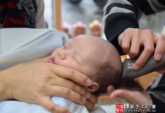 剃胎毛、滿月剃頭、嬰兒剃頭、嬰兒理髮、嬰兒剃髮、嬰兒剃胎毛、嬰兒滿月剃頭、寶寶剃頭、剃胎毛儀式、剃胎毛吉祥話、滿月剃頭儀式、滿月剃頭吉祥話、寶寶剃胎毛、寶寶滿月剃頭理髮、台中市北區剃胎毛、台中市北區滿月剃頭、台中市北區嬰兒剃頭剃胎毛、台中市北區嬰兒理髮、台中市北區嬰兒剃髮、黃寶寶(台中市北區嬰兒寶寶滿月剃頭理髮、免費嬰兒剃胎毛儀式吉祥話)。中國風會場，爸媽寶貝免費穿「日中韓」古裝禮服。專業拍照、DVD光碟、證書。★購買「臍帶章、肚臍章、胎毛筆刷印章」贈送：剃頭、收涎、抓周，三選一。2016.01.24 照片15