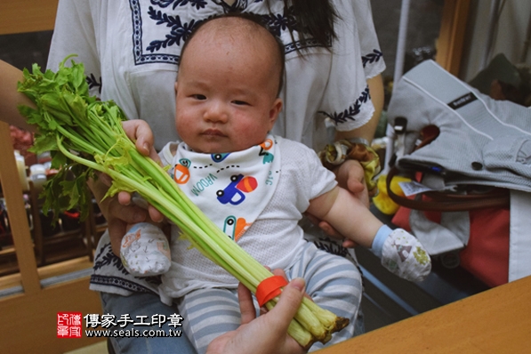 剃胎毛、滿月剃頭、嬰兒剃頭、嬰兒理髮、嬰兒剃髮、嬰兒剃胎毛、嬰兒滿月剃頭、寶寶剃頭、剃胎毛儀式、剃胎毛吉祥話、滿月剃頭儀式、滿月剃頭吉祥話、寶寶剃胎毛、寶寶滿月剃頭理髮、新北永和區剃胎毛、新北永和區滿月剃頭、新北永和區嬰兒剃頭剃胎毛、新北永和區嬰兒理髮、新北永和區嬰兒剃髮、劉寶寶(新北永和區嬰兒寶寶滿月剃頭理髮、免費嬰兒剃胎毛儀式吉祥話)。中國風會場，爸媽寶貝免費穿「日中韓」古裝禮服。專業拍照、DVD光碟、證書。★購買「臍帶章、肚臍章、胎毛筆刷印章」贈送：剃頭、收涎、抓周，三選一。2016.06.28  照片11