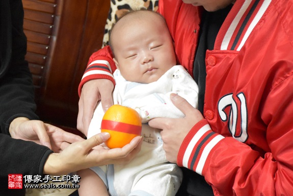 剃胎毛、滿月剃頭、嬰兒剃頭、嬰兒理髮、嬰兒剃髮、嬰兒剃胎毛、嬰兒滿月剃頭、寶寶剃頭、剃胎毛儀式、剃胎毛吉祥話、滿月剃頭儀式、滿月剃頭吉祥話、寶寶剃胎毛、寶寶滿月剃頭理髮、 新竹縣竹東地區剃胎毛、新竹縣竹東地區滿月剃頭、新竹縣竹東地區嬰兒剃頭剃胎毛、新竹縣竹東地區嬰兒理髮、新竹市嬰兒剃髮、曾寶寶(新竹竹東市到府嬰兒寶寶滿月剃頭理髮、免費到府嬰兒剃胎毛儀式吉祥話)。到府剃頭剃胎毛主持、專業拍照、DVD光碟、證書。★購買「臍帶章、肚臍章、胎毛筆刷印章」贈送：剃頭、收涎、抓周，三選一。2017.11.19照片9