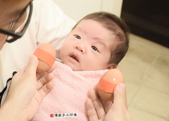 蔡寶寶(新北中和區到府嬰兒寶寶滿月剃頭理髮、免費到府嬰兒剃胎毛儀式吉祥話)。到府剃頭剃胎毛主持、專業拍照、DVD光碟、證書。★購買「臍帶章、肚臍章、胎毛筆刷印章」贈送：剃頭、收涎、抓周，三選一。2015.11.04 照片2