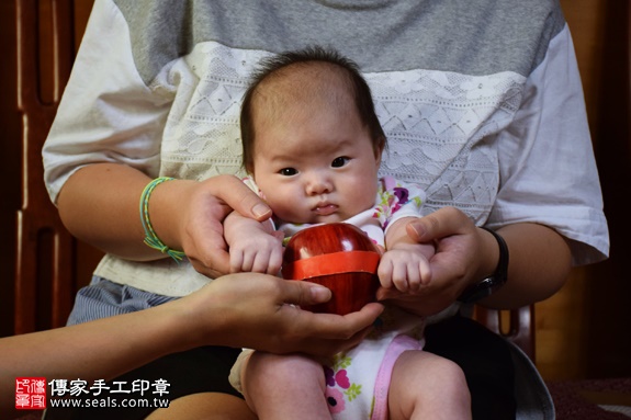 剃胎毛、滿月剃頭、嬰兒剃頭、嬰兒理髮、嬰兒剃髮、嬰兒剃胎毛、嬰兒滿月剃頭、寶寶剃頭、剃胎毛儀式、剃胎毛吉祥話、滿月剃頭儀式、滿月剃頭吉祥話、寶寶剃胎毛、寶寶滿月剃頭理髮、 新北三重區剃胎毛、新北三重區滿月剃頭、 新北三重區嬰兒剃頭剃胎毛、新北三重區嬰兒理髮、新北三重區嬰兒剃髮、魏寶寶(新北三重區到府嬰兒寶寶滿月剃頭理髮、免費到府嬰兒剃胎毛儀式吉祥話)。到府剃頭剃胎毛主持、專業拍照、DVD光碟、證書。★購買「臍帶章、肚臍章、胎毛筆刷印章」贈送：剃頭、收涎、抓周，三選一。2016.09.26  照片9