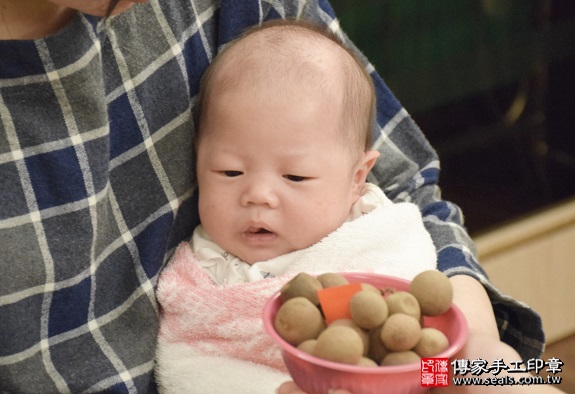 剃胎毛、滿月剃頭、嬰兒剃頭、嬰兒理髮、嬰兒剃髮、嬰兒剃胎毛、嬰兒滿月剃頭、寶寶剃頭、剃胎毛儀式、剃胎毛吉祥話、滿月剃頭儀式、滿月剃頭吉祥話、寶寶剃胎毛、寶寶滿月剃頭理髮、 新北新店區剃胎毛、新北新店區滿月剃頭、 新北新店區嬰兒剃頭剃胎毛、新北新店區嬰兒理髮、新北新店區嬰兒剃髮、劉寶寶(新北新店區到府嬰兒寶寶滿月剃頭理髮、免費到府嬰兒剃胎毛儀式吉祥話)。到府剃頭剃胎毛主持、專業拍照、DVD光碟、證書。★購買「臍帶章、肚臍章、胎毛筆刷印章」贈送：剃頭、收涎、抓周，三選一。2016.05.16  照片7