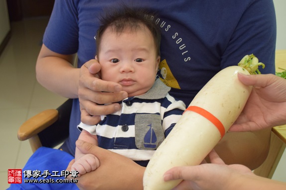 剃胎毛、滿月剃頭、嬰兒剃頭、嬰兒理髮、嬰兒剃髮、嬰兒剃胎毛、嬰兒滿月剃頭、寶寶剃頭、剃胎毛儀式、剃胎毛吉祥話、滿月剃頭儀式、滿月剃頭吉祥話、寶寶剃胎毛、寶寶滿月剃頭理髮、 新北市永和地區剃胎毛、新北市永和地區滿月剃頭、新北市永和地區嬰兒剃頭剃胎毛、新北市永和地區嬰兒理髮、新北市嬰兒剃髮、王寶寶(新北永和區府嬰兒寶寶滿月剃頭理髮、免費到府嬰兒剃胎毛儀式吉祥話)。到府剃頭剃胎毛主持、專業拍照、DVD光碟、證書。★購買「臍帶章、肚臍章、胎毛筆刷印章」贈送：剃頭、收涎、抓周，三選一。2017.09.15照片12