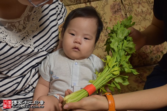 剃胎毛、滿月剃頭、嬰兒剃頭、嬰兒理髮、嬰兒剃髮、嬰兒剃胎毛、嬰兒滿月剃頭、寶寶剃頭、剃胎毛儀式、剃胎毛吉祥話、滿月剃頭儀式、滿月剃頭吉祥話、寶寶剃胎毛、寶寶滿月剃頭理髮、 新北市淡水地區剃胎毛、新北市淡水地區滿月剃頭、新北市淡水地區嬰兒剃頭剃胎毛、新北市淡水地區嬰兒理髮、新北市嬰兒剃髮、何寶寶(新北淡水區到府嬰兒寶寶滿月剃頭理髮、免費到府嬰兒剃胎毛儀式吉祥話)。到府剃頭剃胎毛主持、專業拍照、DVD光碟、證書。★購買「臍帶章、肚臍章、胎毛筆刷印章」贈送：剃頭、收涎、抓周，三選一。2017.09.24照片11