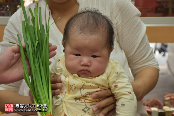 剃胎毛、滿月剃頭、嬰兒剃頭、嬰兒理髮、嬰兒剃髮、嬰兒剃胎毛、嬰兒滿月剃頭、寶寶剃頭、剃胎毛儀式、剃胎毛吉祥話、滿月剃頭儀式、滿月剃頭吉祥話、寶寶剃胎毛、寶寶滿月剃頭理髮、新北永和區剃胎毛、新北永和區滿月剃頭、新北永和區嬰兒剃頭剃胎毛、新北永和區嬰兒理髮、新北永和區嬰兒剃髮、黃寶寶(新北永和區嬰兒寶寶滿月剃頭理髮、免費嬰兒剃胎毛儀式吉祥話)。中國風會場，爸媽寶貝免費穿「日中韓」古裝禮服。專業拍照、DVD光碟、證書。★購買「臍帶章、肚臍章、胎毛筆刷印章」贈送：剃頭、收涎、抓周，三選一。2017.07.26 照片14